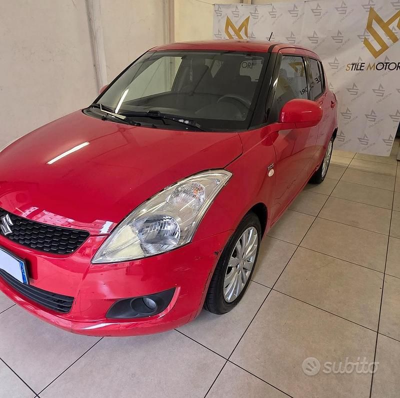 Rosso Usata 2012 Suzuki Swift Tre volumi | 1299 € (Super prezzo) - Immagine 1/4