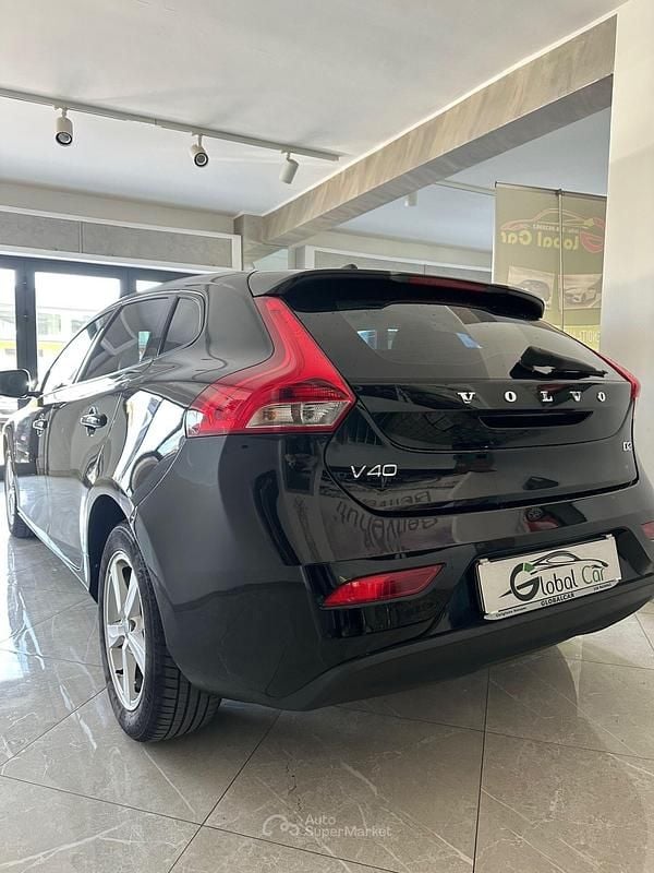 Usata Volvo V40 120 CV (88 kW) 2016 Nero Berlina