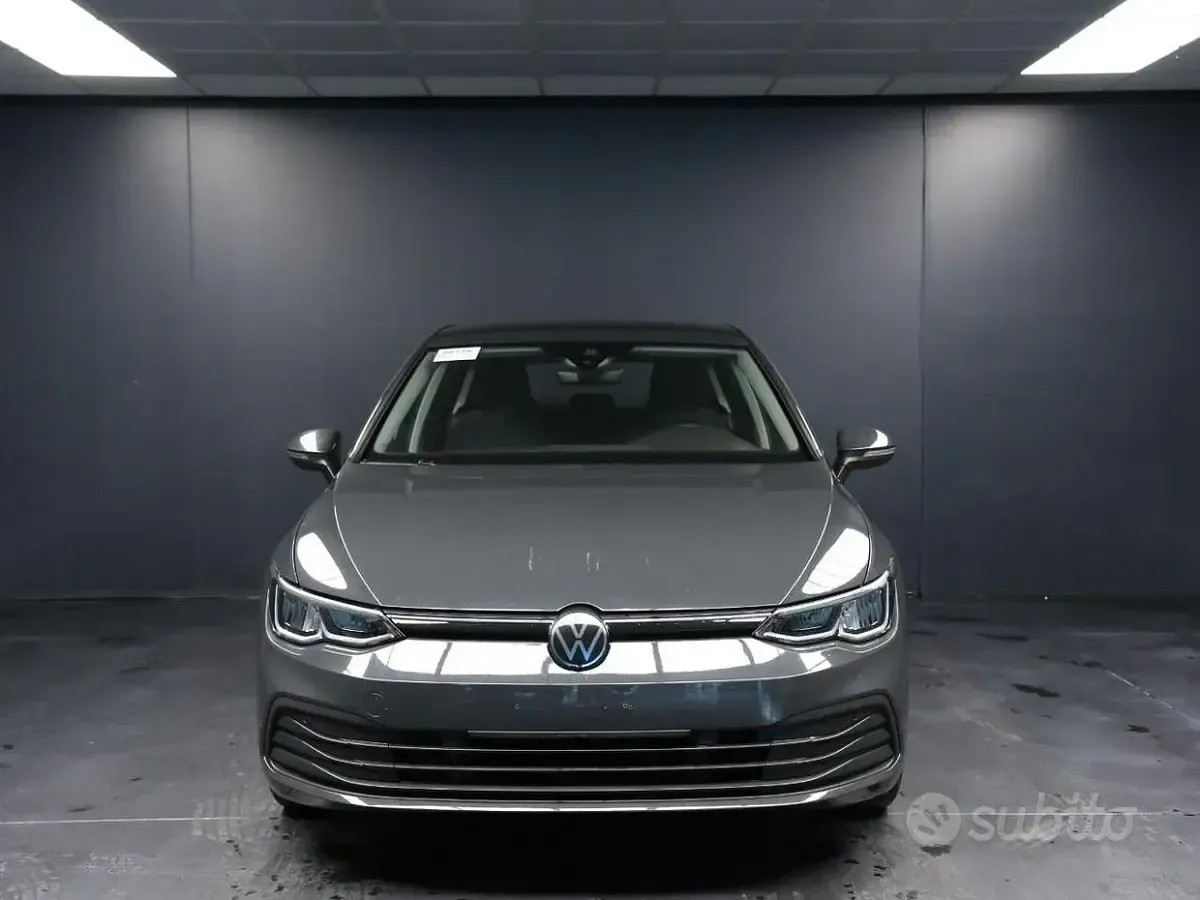 Usata VW Golf VIII Life 110 CV (80 kW) 2023 Grigio Berlina
