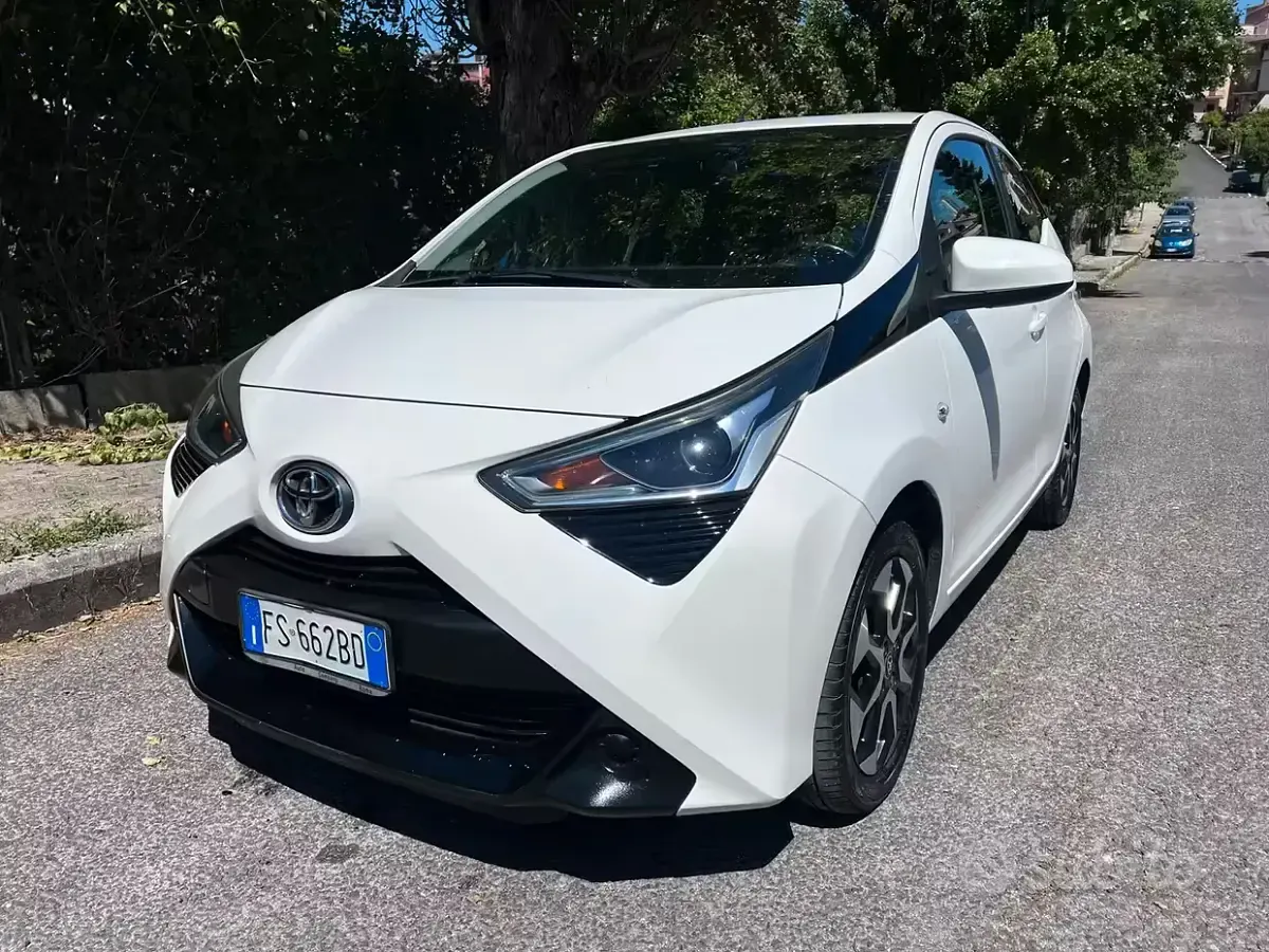 Second-hand Toyota Aygo Cool 72 CP (52 kW) 2018 Alb Hatchback