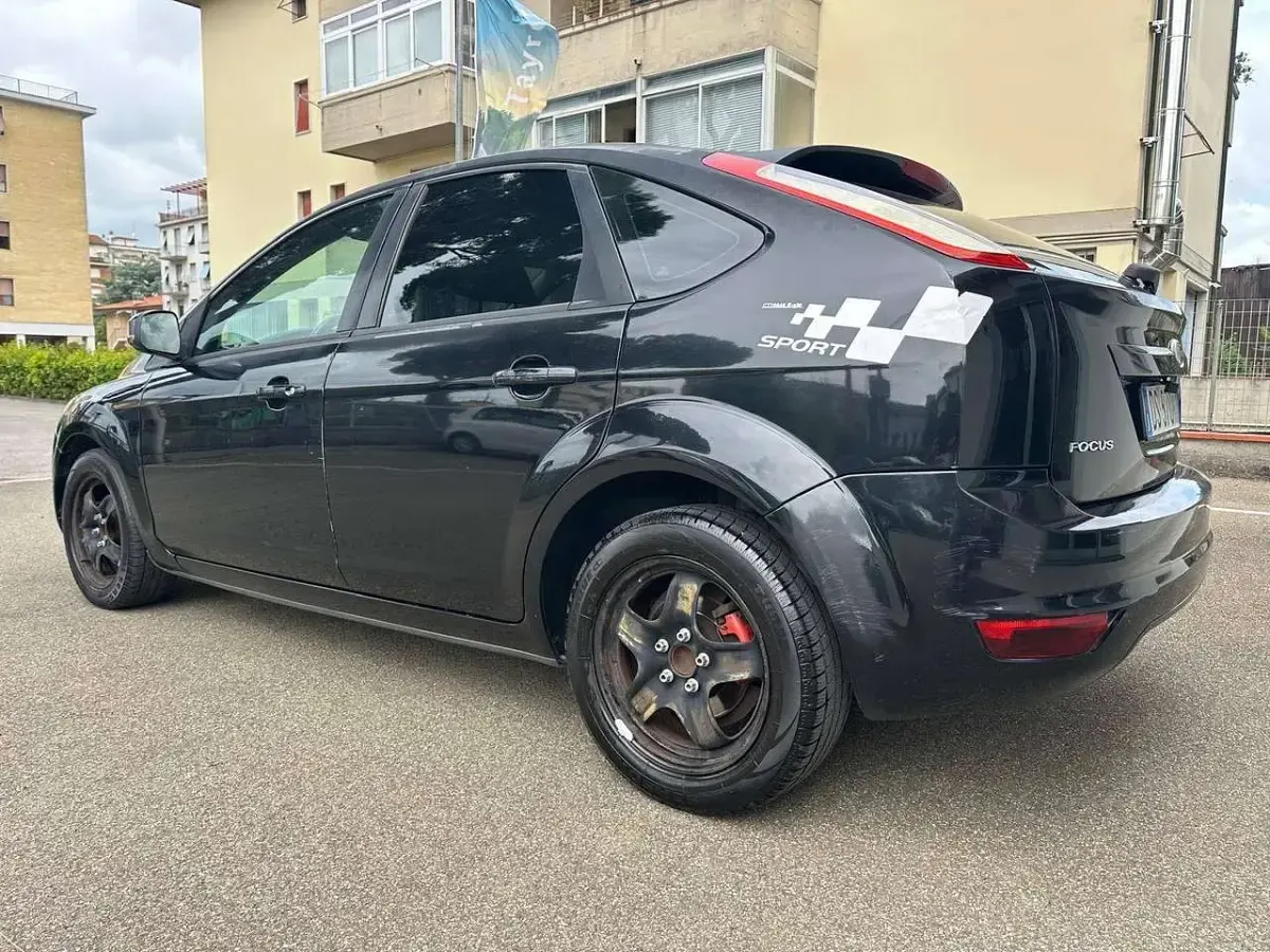 Käytetty Ford Focus 90 HP (66 kW) 2008 Musta Sedan