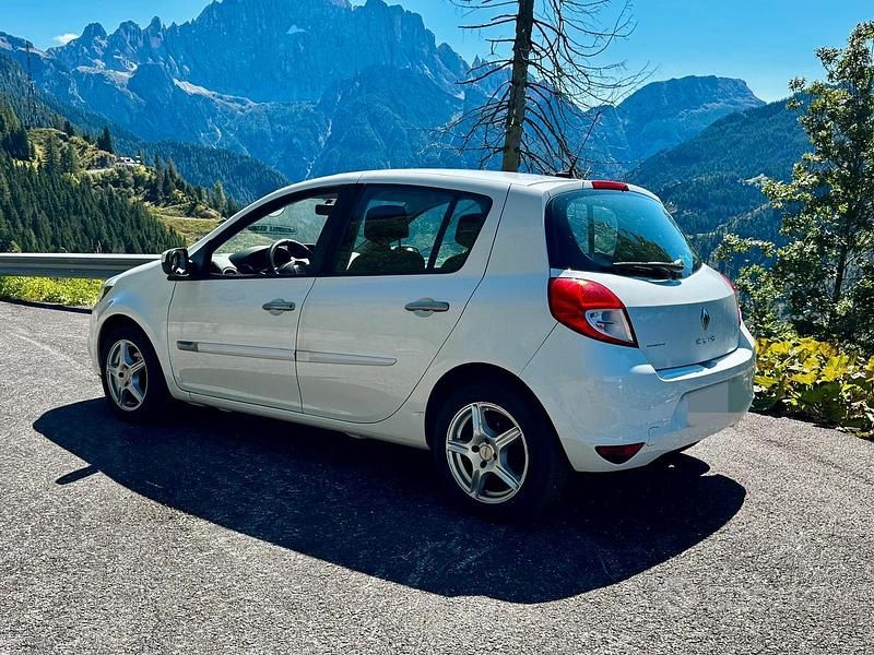 Usata Renault Clio II 75 CV (55 kW) 2010 Bianco Berlina