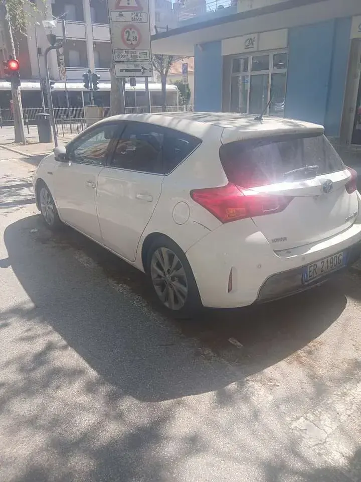 Usata Toyota Auris Hybrid Lounge 99 CV (72 kW) 2013 Bianco Berlina