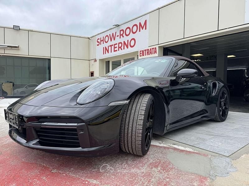Usata Porsche 911 Carrera Cabriolet 650 CV (478 kW) 2020 Saphirschwarz metallic Cabrio