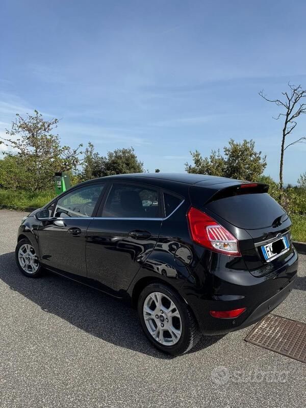 Usata Ford Fiesta 75 CV (55 kW) 2017 Nero Utilitaria