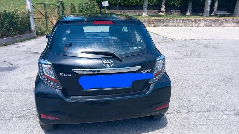 Usata Toyota Yaris 90 CV (66 kW) 2014 Nero Utilitaria