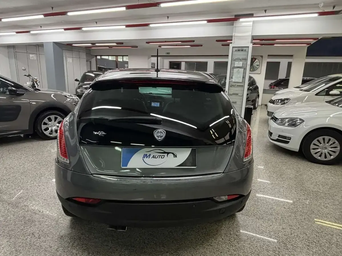 Usata Lancia Delta 120 CV (88 kW) 2011 Grigio Utilitaria