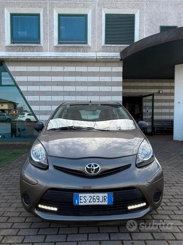 Grigio Usata 2013 Toyota Aygo Connect Style Due volumi | 5350 € (Buon prezzo) - Immagine 1/4