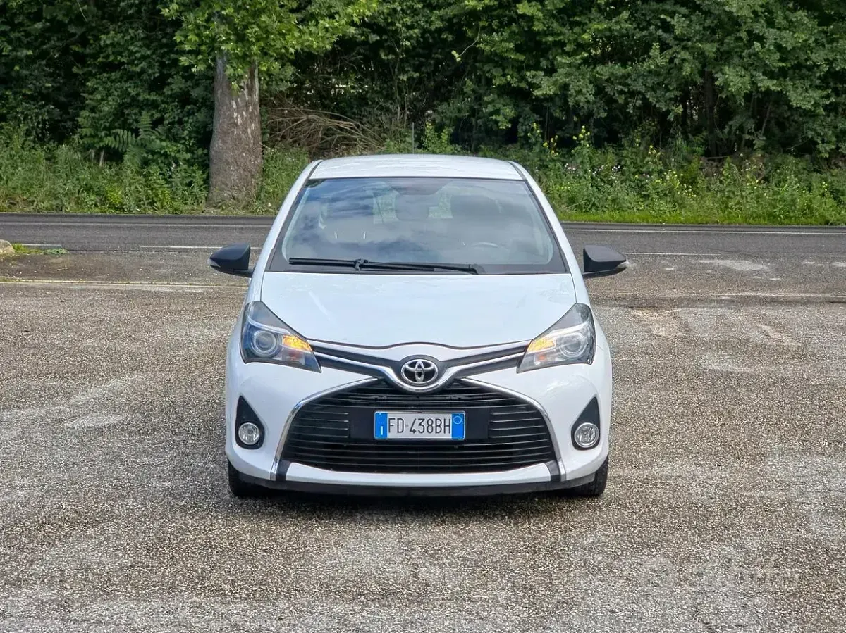 Begagnad Toyota Yaris Lounge 69 HK (50 kW) 2016 Vit Sedan