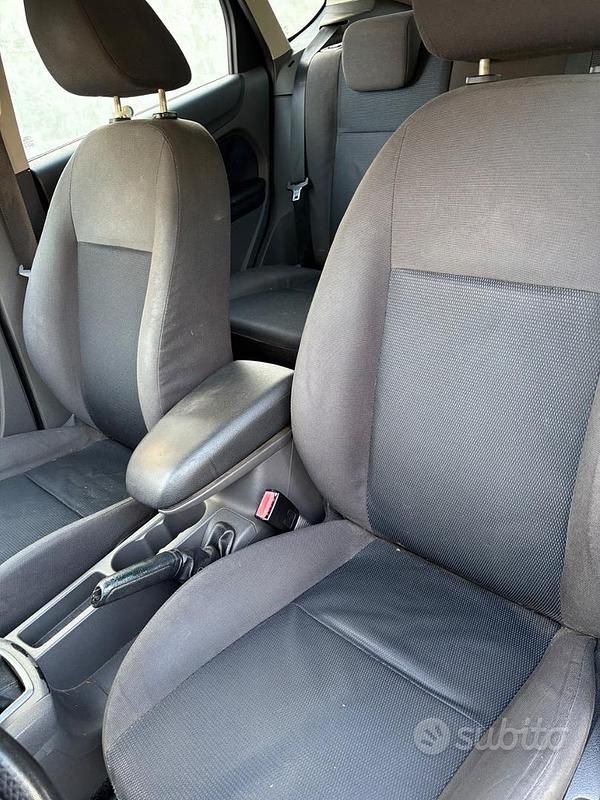 Grigio Usata 2005 Ford Focus Tre volumi | 3000 € - Immagine 1/4