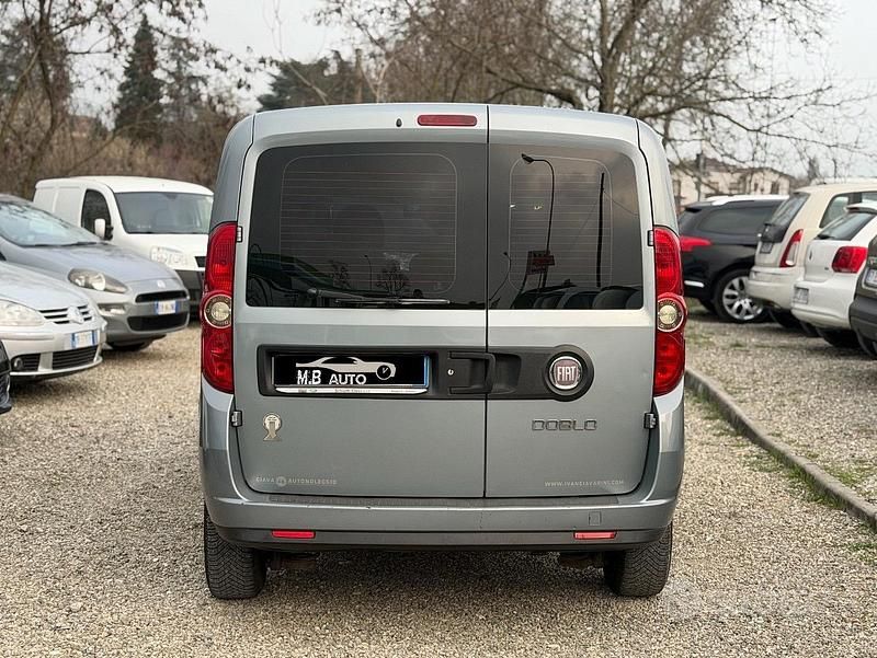Usata Fiat Doblò 105 CV (77 kW) 2011 Grigio Monovolume