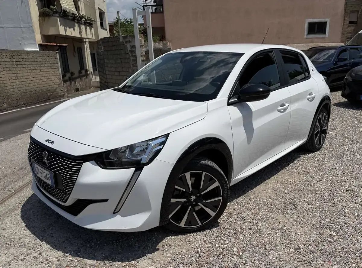 Usata Peugeot e-208 56 kW (77 CV) 2023 Bianco Utilitaria