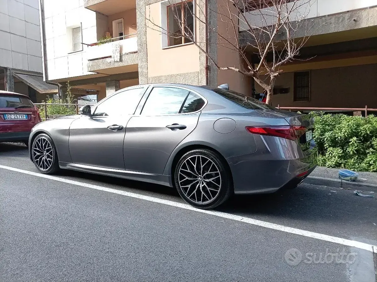 Usata Alfa Romeo Giulia 180 CV (132 kW) 2018 Grigio Berlina