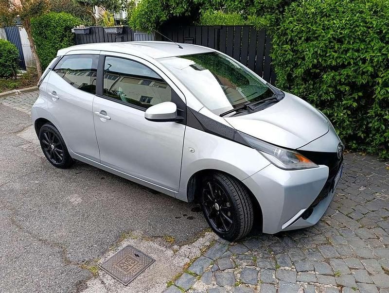 Usado Toyota Aygo X-pure 69 HP (50 kW) 2016 Prateado Citadino
