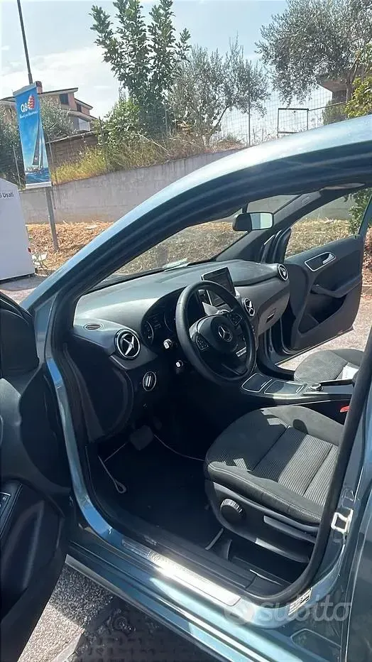 Usata Mercedes B180 Executive 109 CV (80 kW) 2015 Bluazzurro Utilitaria
