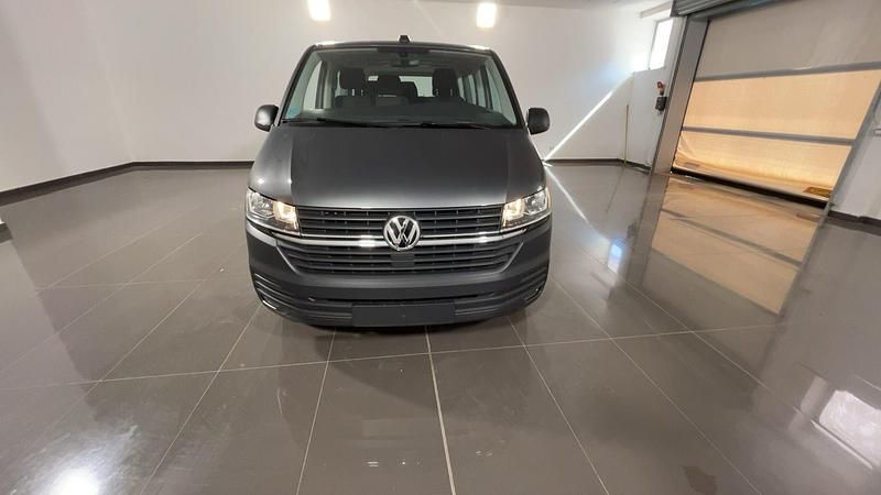 Usata VW Caravelle 150 CV (110 kW) 2023 Grigio indio metallizzato Monovolume