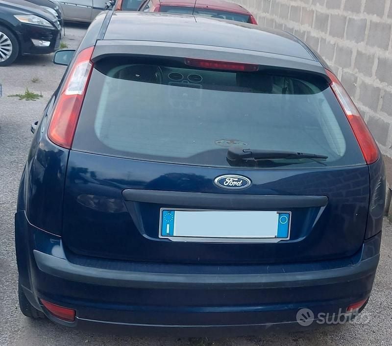 Begagnad Ford Focus 2005 Blå Sedan