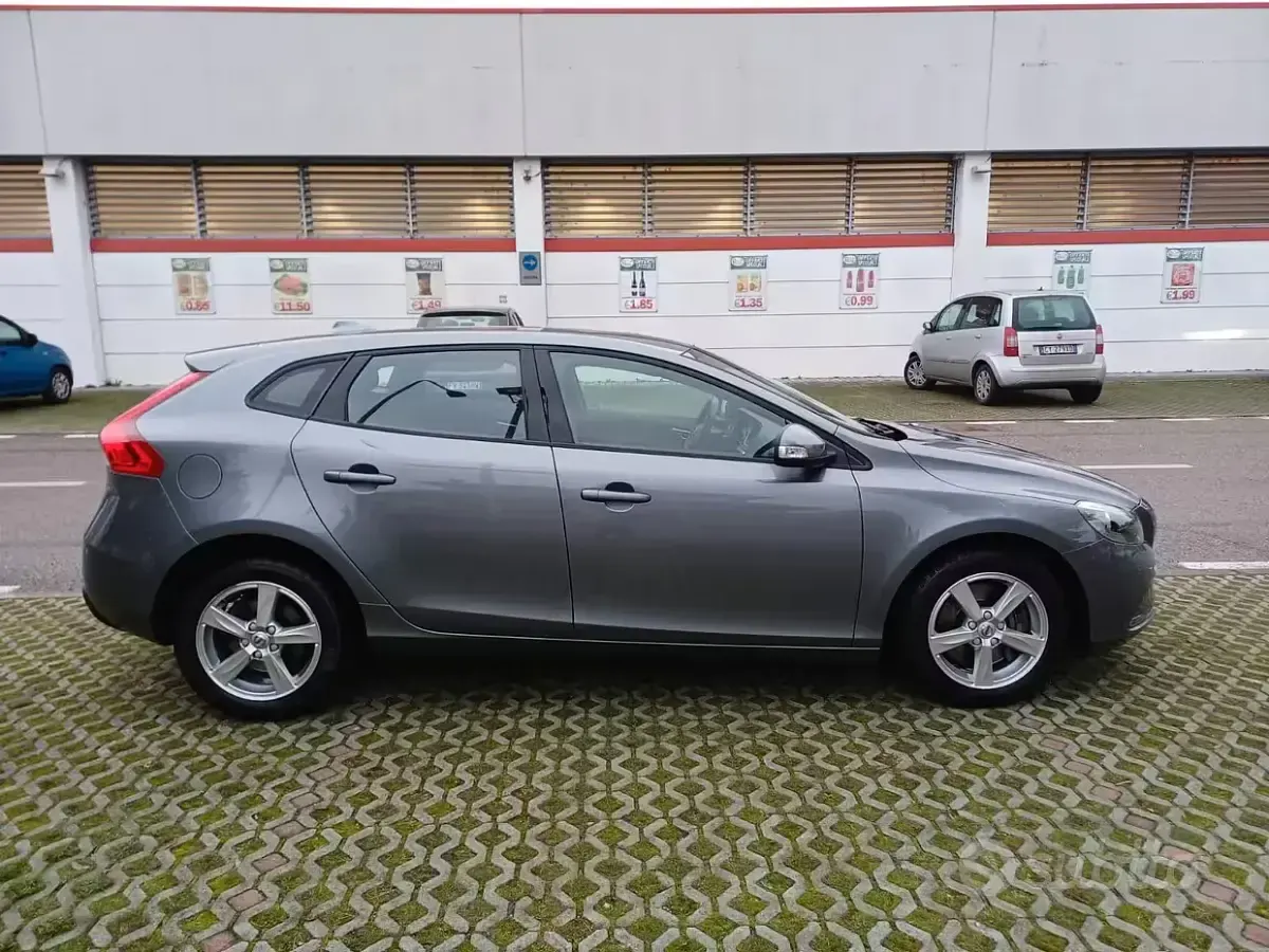 Usata Volvo V40 Business Edition 120 CV (88 kW) 2017 Grigio Berlina