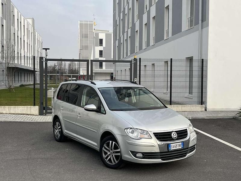 Begagnad VW Touran Highline 150 HK (110 kW) 2010 Minibuss