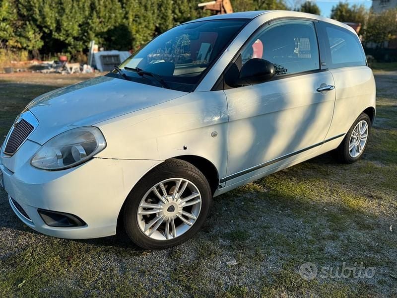Bianco Usata 2011 Lancia Ypsilon Due volumi | 2200 € - Immagine 1/4