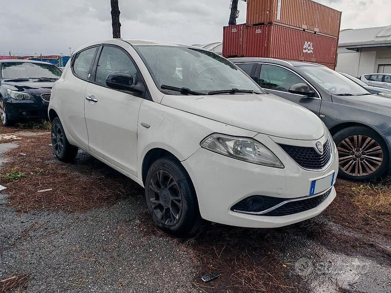 Usata Lancia Ypsilon 80 CV (58 kW) 2016 Bianco Utilitaria