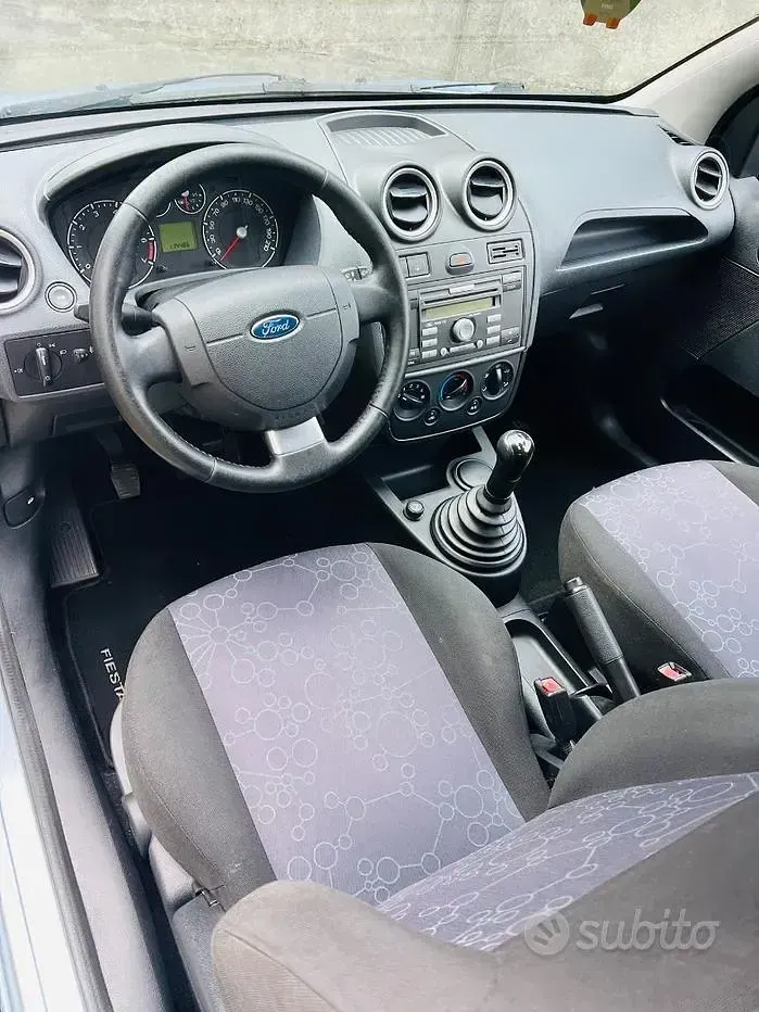 Usata Ford Fiesta 75 CV (55 kW) 2007 Bluazzurro Utilitaria