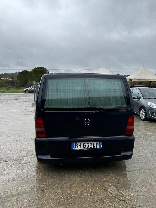 Usata Mercedes V220 122 CV (89 kW) 2000 Nero Monovolume