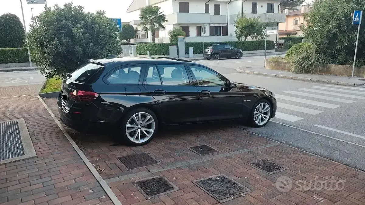 Usata BMW 530 Luxury Line 258 CV (189 kW) 2015 Nero Station wagon
