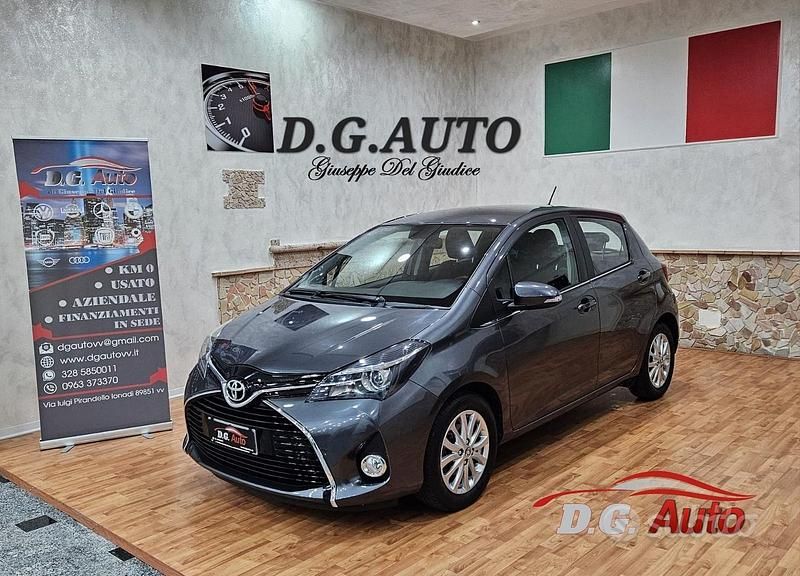 Usata Toyota Yaris Style 90 CV (66 kW) 2014 Grigio Utilitaria