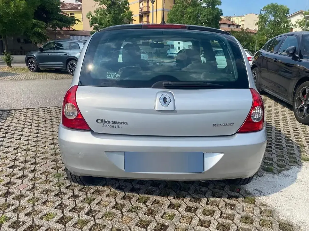 Usata Renault Clio II 58 CV (42 kW) 2007 Grigio Berlina