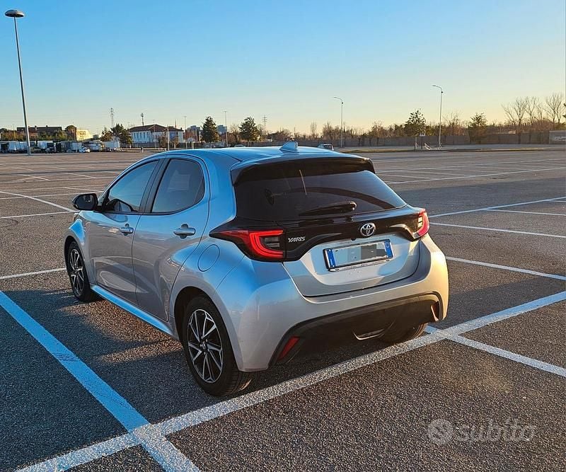 Usata Toyota Yaris 120 CV (88 kW) 2022 Grigio Utilitaria