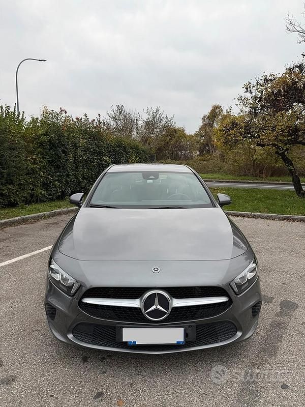 Grigio Usata 2019 Mercedes A180 Tre volumi | 18.500 € (Ottimo prezzo) - Immagine 1/4