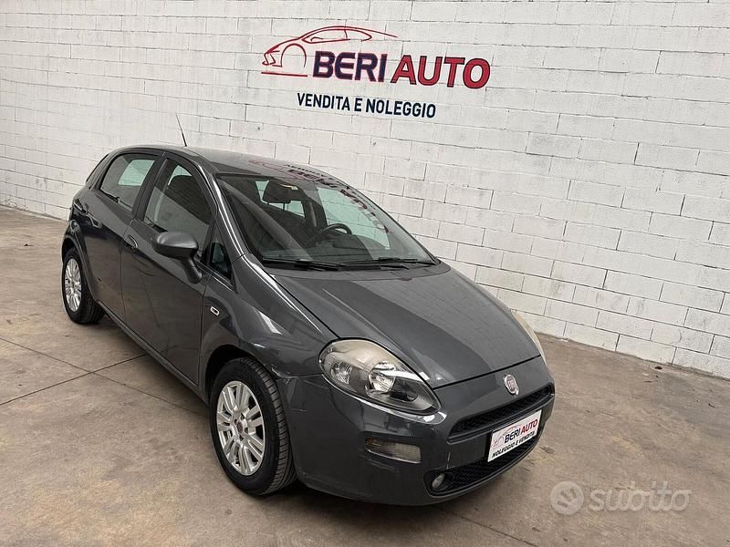 Grigio Usata 2014 Fiat Punto Lounge Tre volumi | 2900 € (Ottimo prezzo) - Immagine 1/4