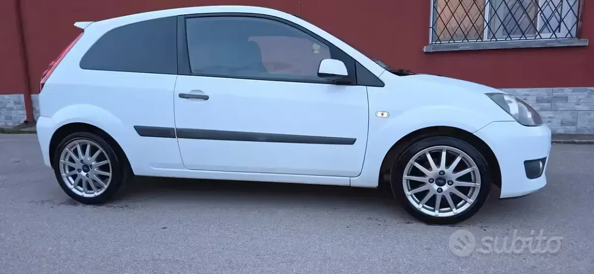 Begagnad Ford Fiesta Ghia 90 HK (66 kW) 2008 Vit Halvkombi