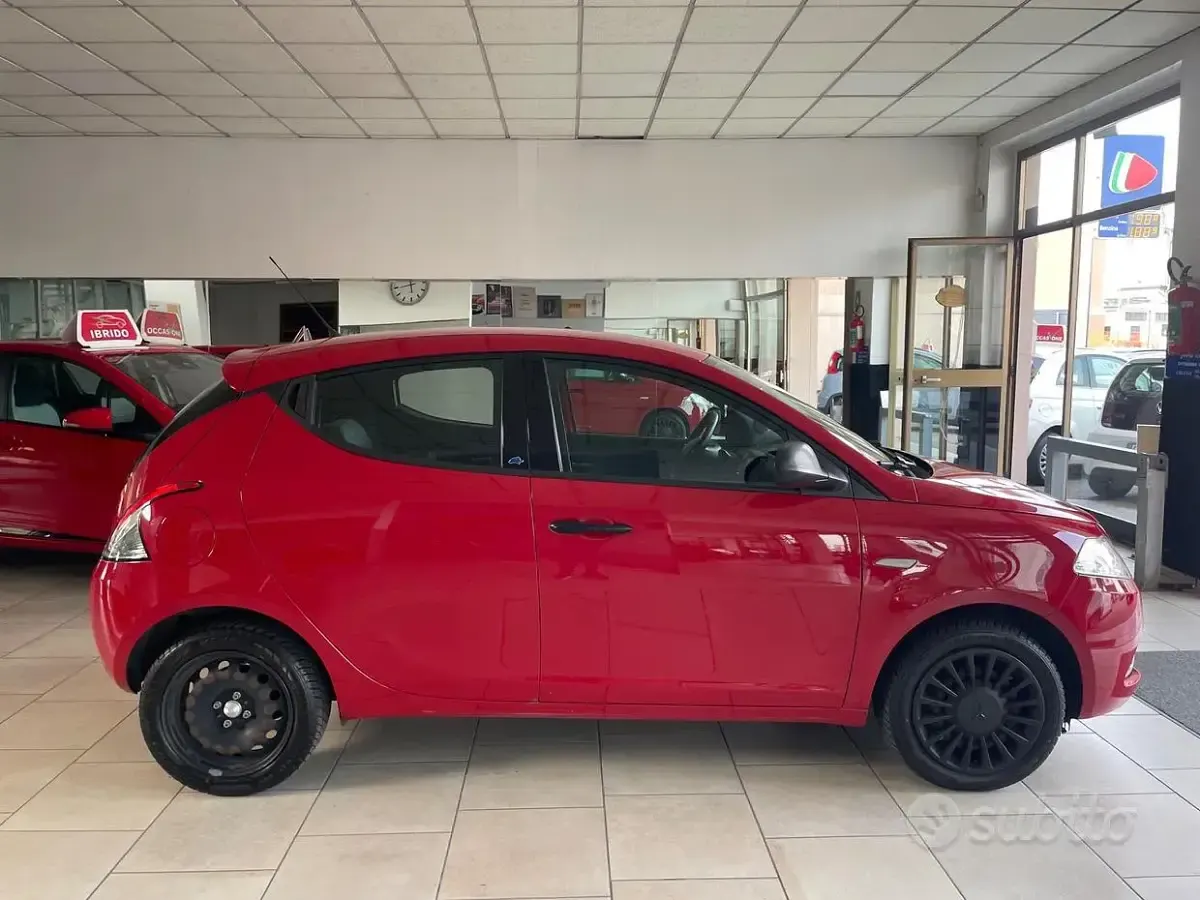 Usata Lancia Ypsilon Silver 69 CV (50 kW) 2018 Rosso Utilitaria