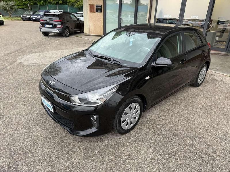 Usado Kia Rio 84 HP (61 kW) 2018 Preto Sedan