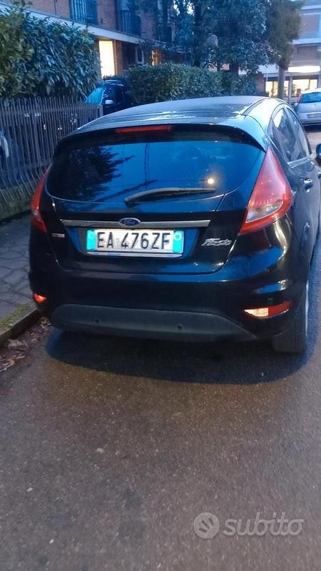 Usata Ford Fiesta 68 CV (50 kW) 2011 Nero Utilitaria