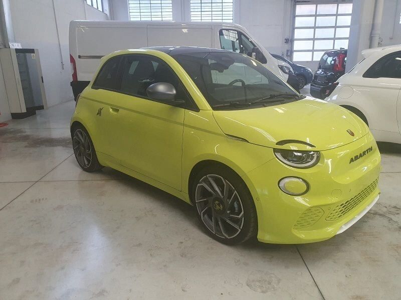 Giallo Usata 2024 Abarth 500e Scorpionissima Due volumi | 33.900 € (Molto cara) - Immagine 1/4
