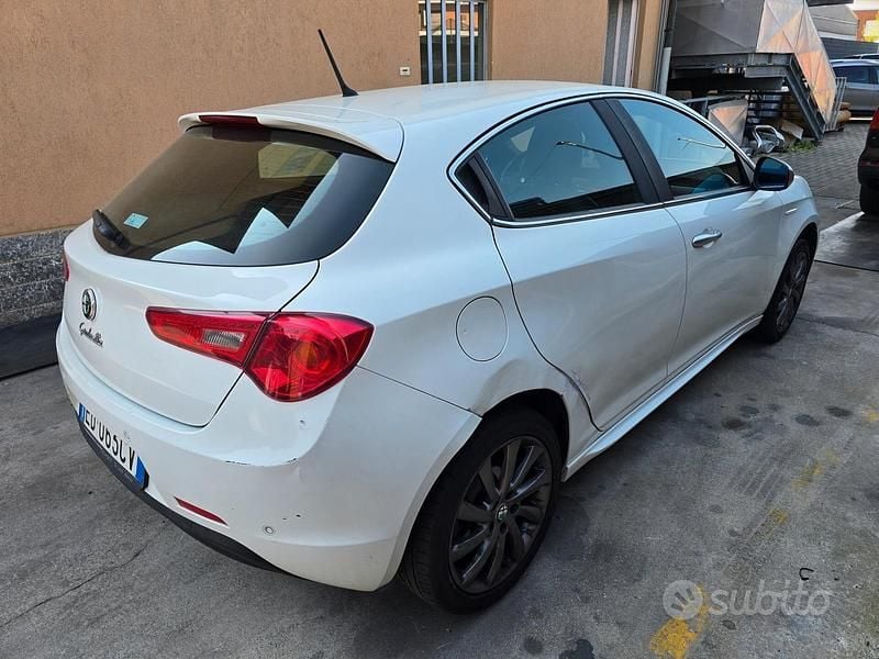 Usata Alfa Romeo Giulietta Veloce 120 CV (88 kW) 2010 Bianco Utilitaria