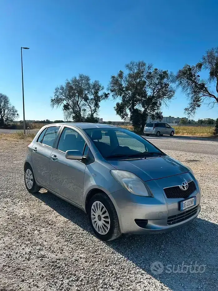 Usata Toyota Yaris 65 CV (47 kW) 2007 Grigio Utilitaria