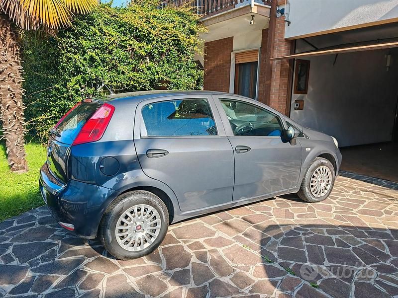 Grigio Usata 2016 Fiat Punto Lounge Due volumi | 7500 € (Cara) - Immagine 1/4