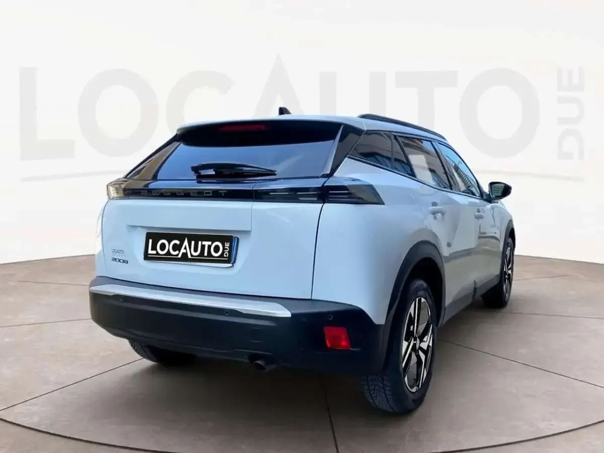 Usata Peugeot 2008 Allure 101 CV (74 kW) 2023 Bianco SUV