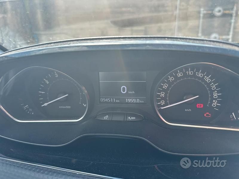 Usata Peugeot 208 110 CV (80 kW) 2016 Rosso Utilitaria