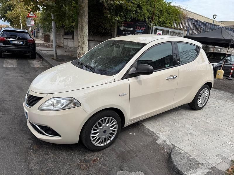 Usata Lancia Ypsilon Gold 69 CV (50 kW) 2016 Beige Utilitaria