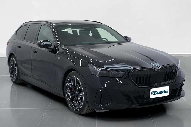 Nuova BMW i5 250 kW (340 CV) 2025 Black sapphire metallizzato Station wagon