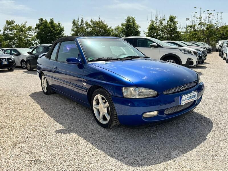 Usata Ford Escort 102 CV (75 kW) 1995 Blu Berlina