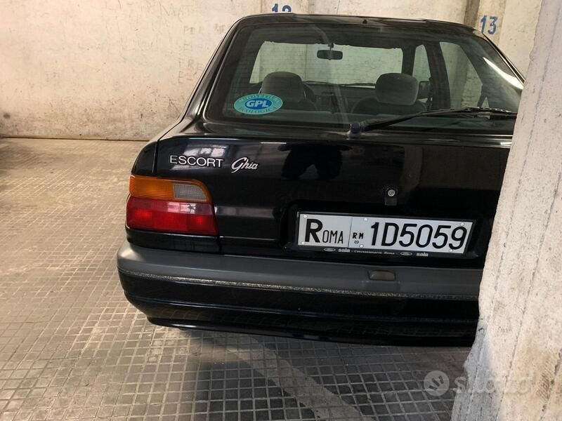 Usata Ford Escort 61 CV (44 kW) 1991 Nero Berlina