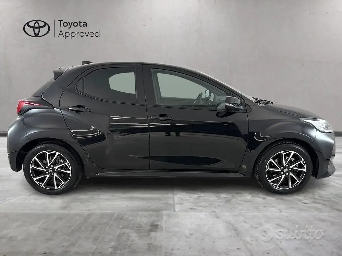 Usata Toyota Yaris Hybrid Lounge 92 CV (67 kW) 2022 Nero Berlina
