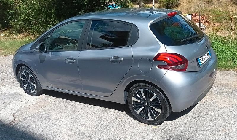 Grigio Usata 2019 Peugeot 208 Signature Sky Due volumi | 9900 € (Buon prezzo) - Immagine 1/4