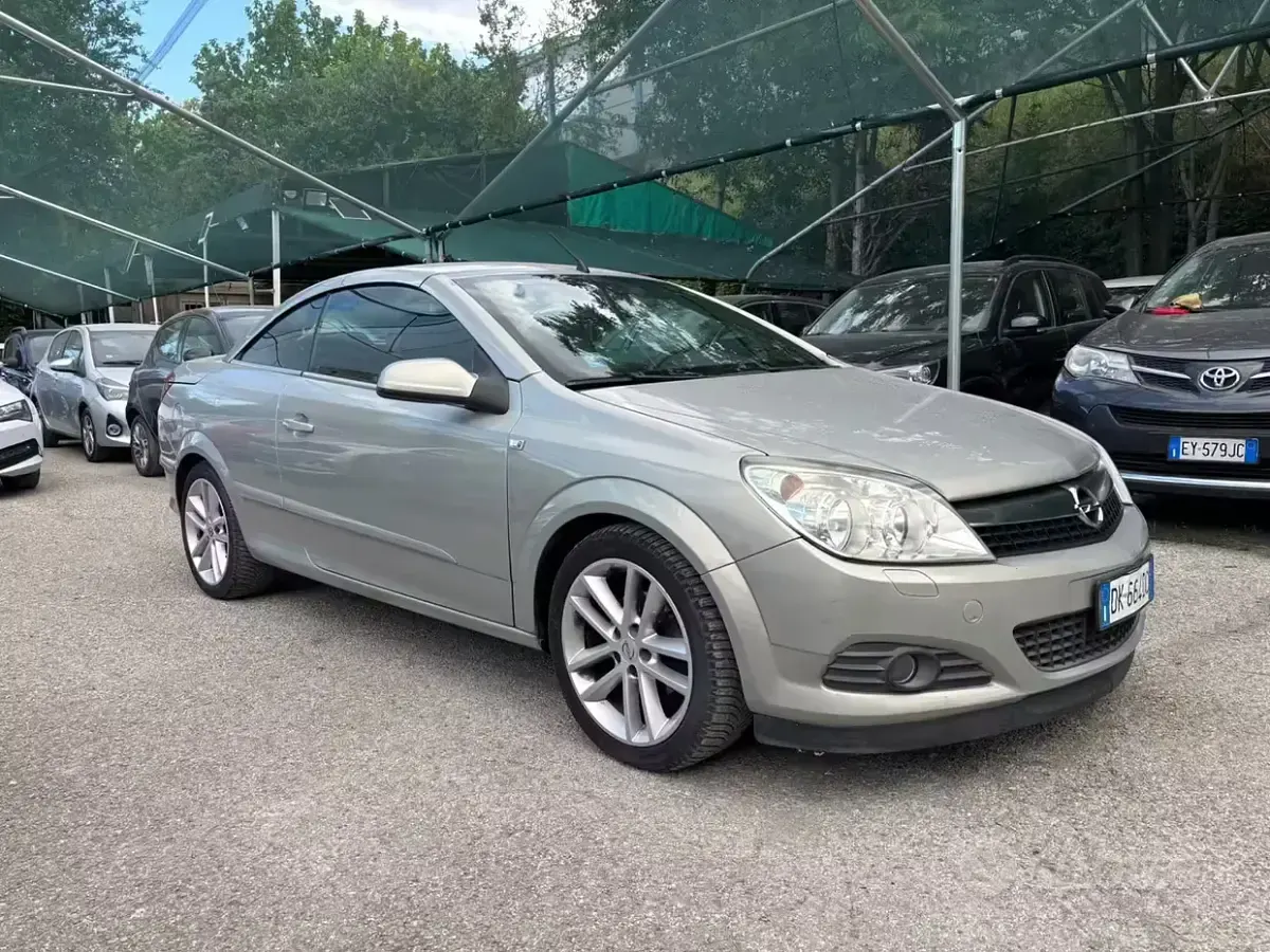 Usata Opel Astra Cabriolet Cosmo 115 CV (84 kW) 2007 Marrone Cabrio